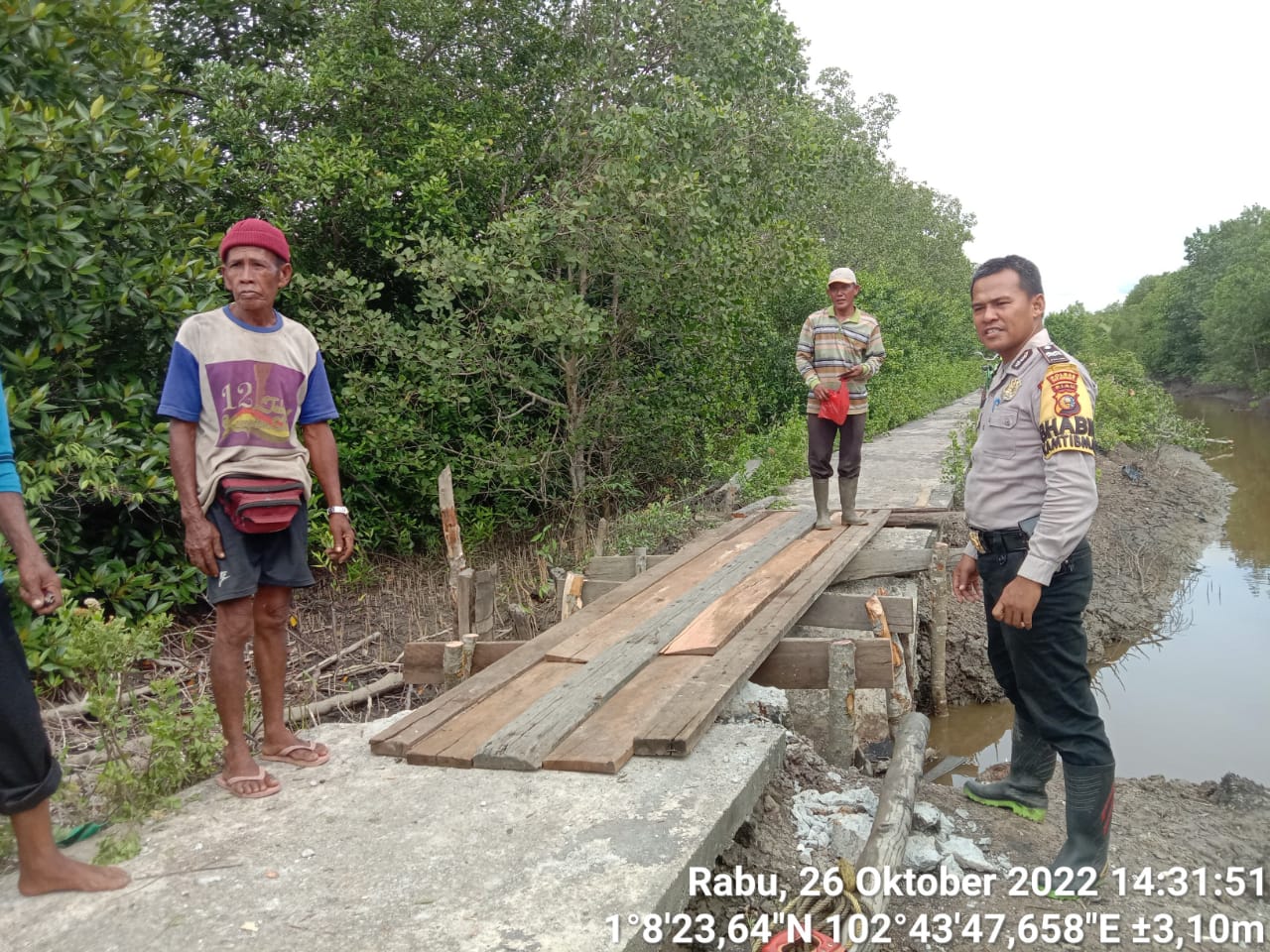 Bhabinkamtibmas Desa Kedabu Rapat Bantu Perbaiki Jembatan Rusak Karena Abrasi
