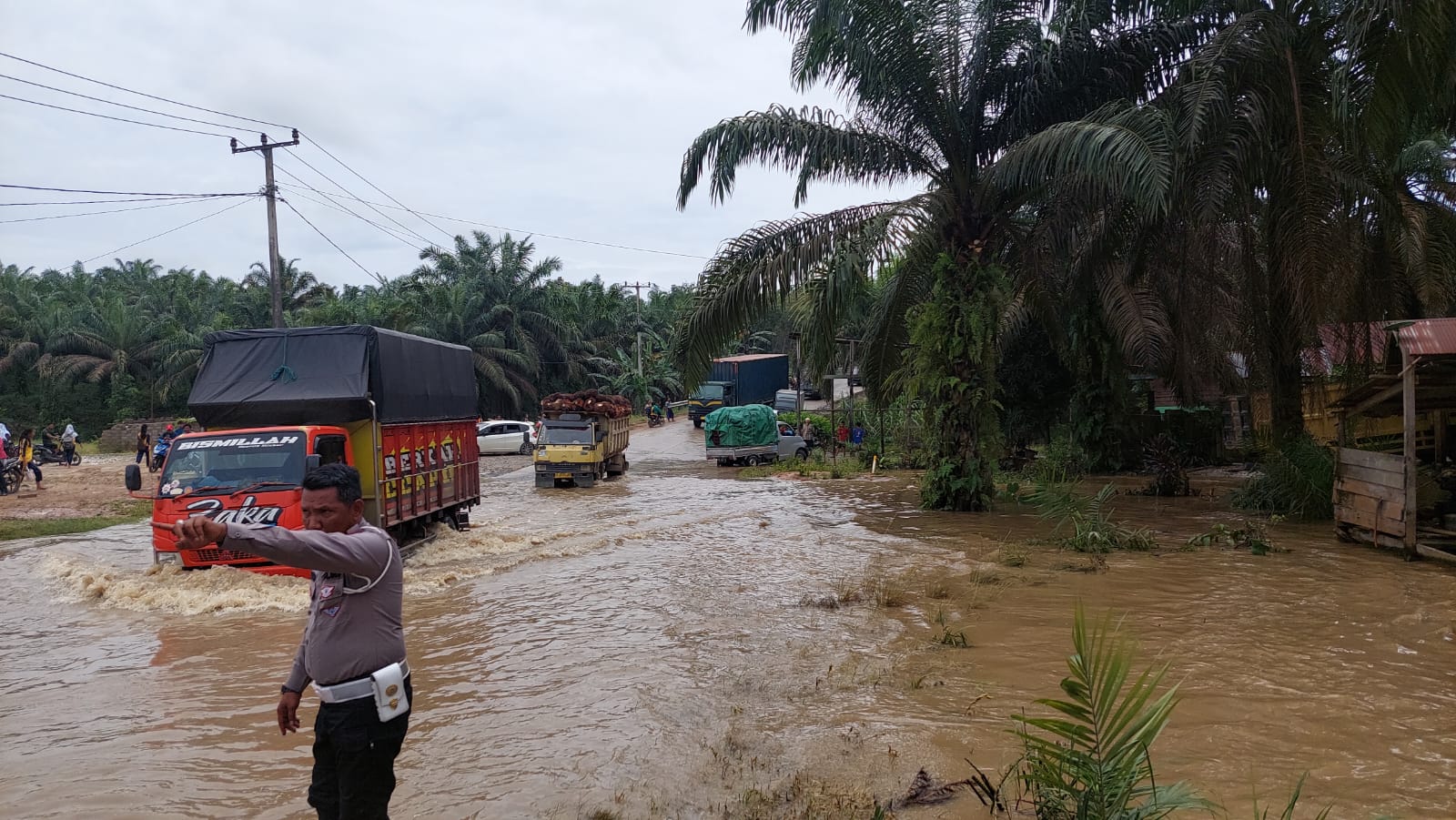 Banjir Disejumlah Titik, Polsek Batang Gansal Imbau Pengendara Berhati-hati