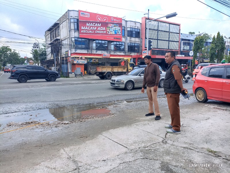 PUPR Pekanbaru Ukur dan Siapkan Perbaikan Jalan di Simpang Lampu Merah Nangka–Paus