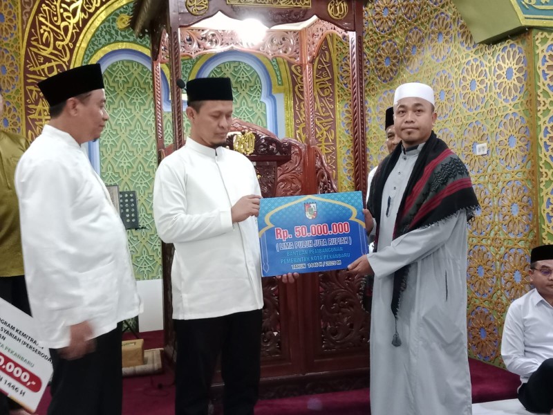 Wali Kota Dan Wakil Wali Kota Pekanbaru Safari Ramadan,Serahkan Bantuan Ke Masjid Muslimin