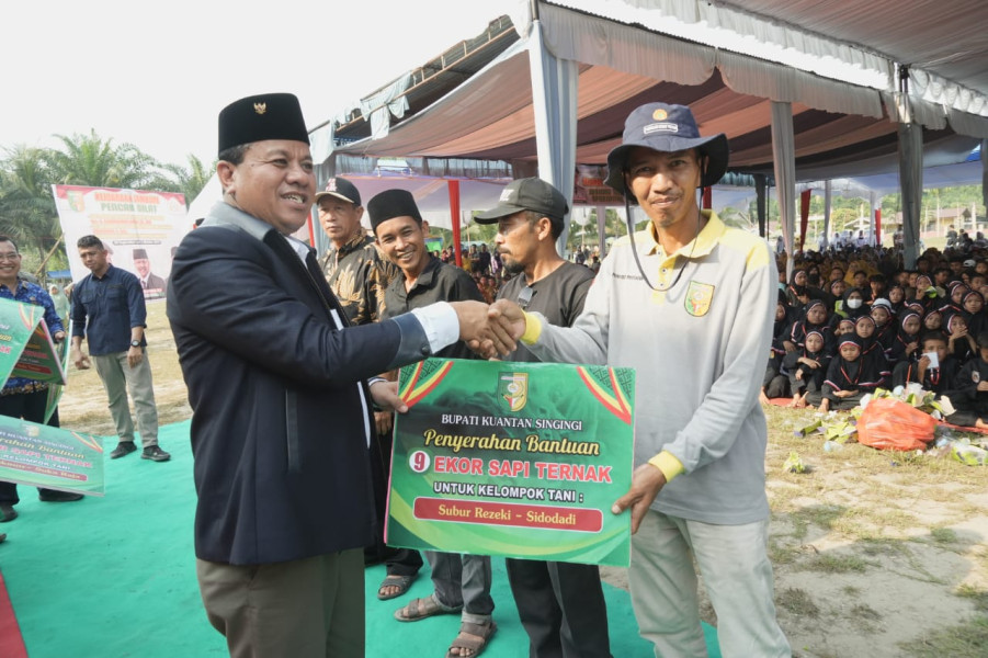 Bupati Suhardiman Serahkan Bantuan Ternak Untuk Warga Logas Tanah Darat