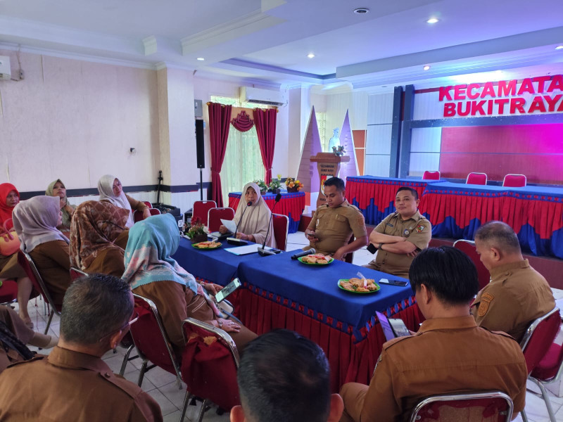 Camat Bukit Raya Pimpin Rapat Evaluasi Standar Pelayanan Kecamatan Dan Kelurahan