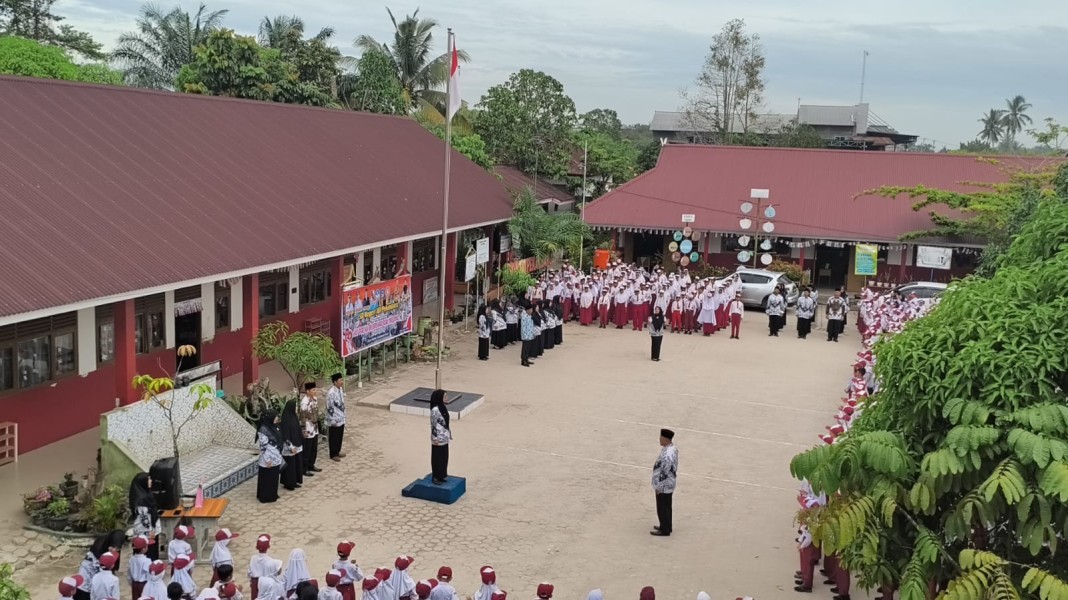 Upacara Hari Guru Nasional di SDN 181 Pekanbaru Berlangsung Khidmat, Guru Jadi Petugas Upacara