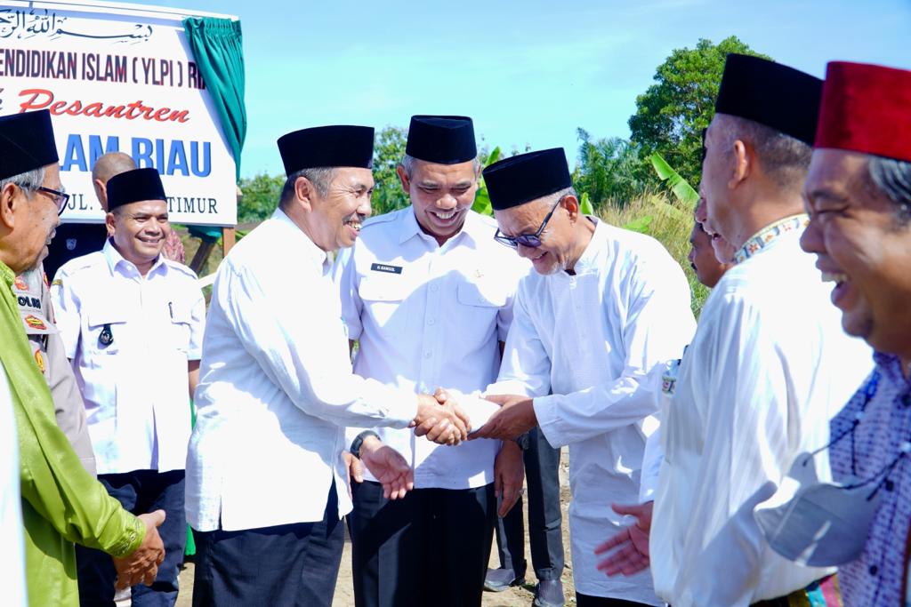 Pj Bupati Kampar Letakkan Batu Pertama Pembangunan Ponpes Ma'had Islam Riau YLPI Riau