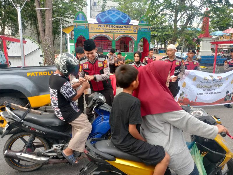 Sat Samapta Polres Meranti Bagi-bagi Takjil Ramadan kepada Pengendara
