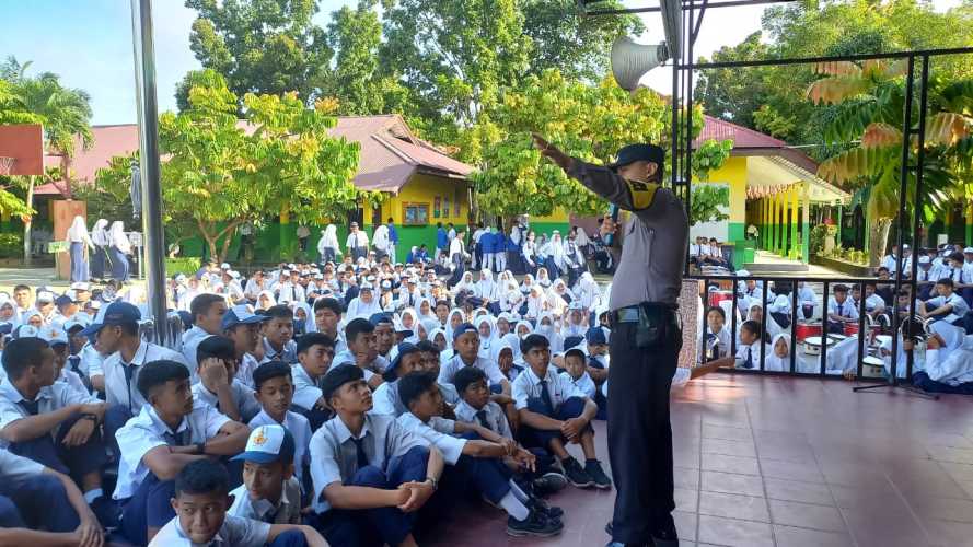 Polsek Tampan Pekanbaru menjadi Pembina Upacara di SMP Negeri 23 Pekanbaru