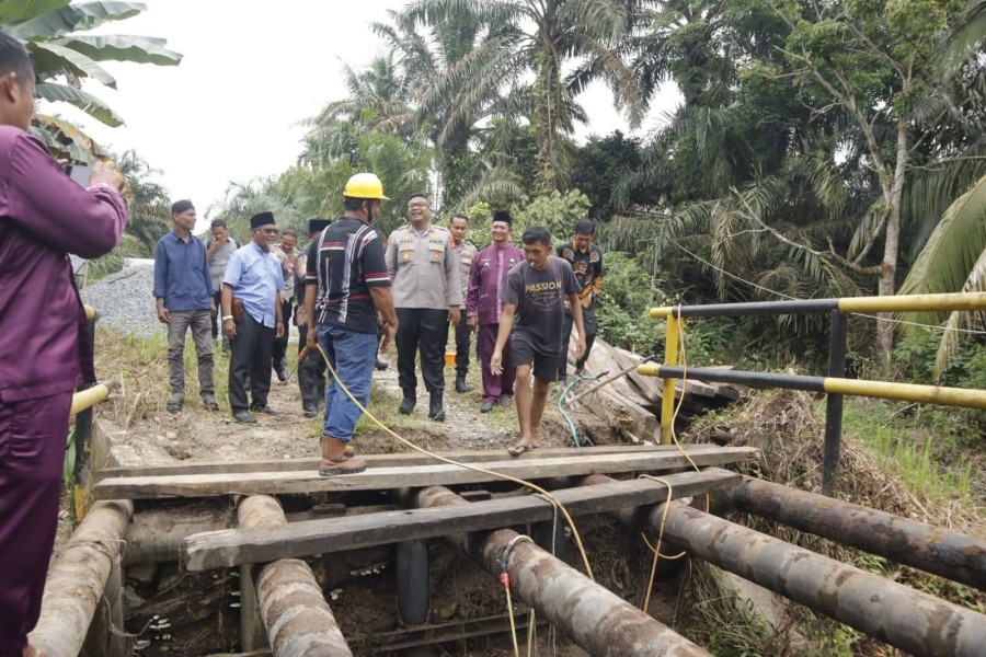 Sebelum Renovasi Jembatan Merah Putih, Kapolres Kampar Hadiri Doa Bersama di Desa Pulau Jambu