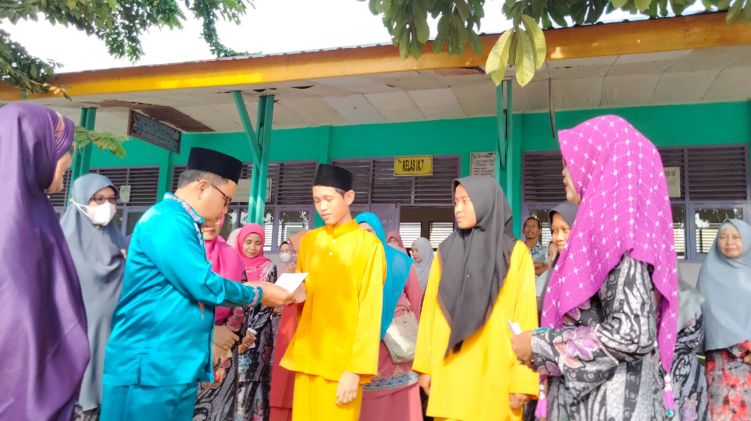 SMP Negri 25 Pekanbaru Berikan Santunan Kepada Anak Yatim dan Kaum Duafa Yang Ada di Lingkungan Sekolah