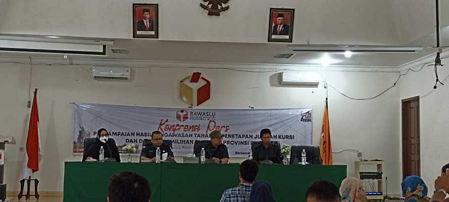 Gelar konfrensi Pers terkait Penyampaian Hasil Pengawasan Tahapan Penetapan Jumlah Kursi dan Daerah Pemilihan (Dapil) di Provinsi Riau