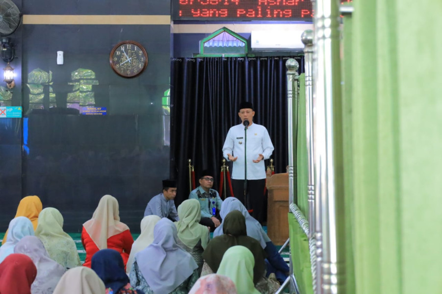 Wirid Rutin ASN Pemkab Pasaman, Bupati Sabar AS Serahkan Hadiah Umroh