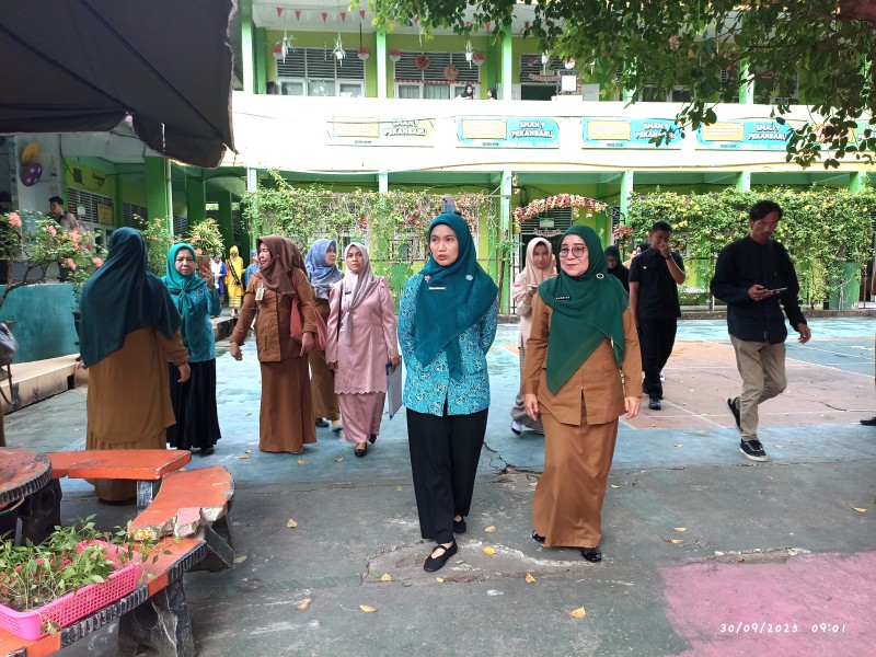Ketua TP PKK Riau Hj Heny Sasmita Kunjungi SMA Negeri 9 Pekanbaru, Bawa Tiga Program Unggulan