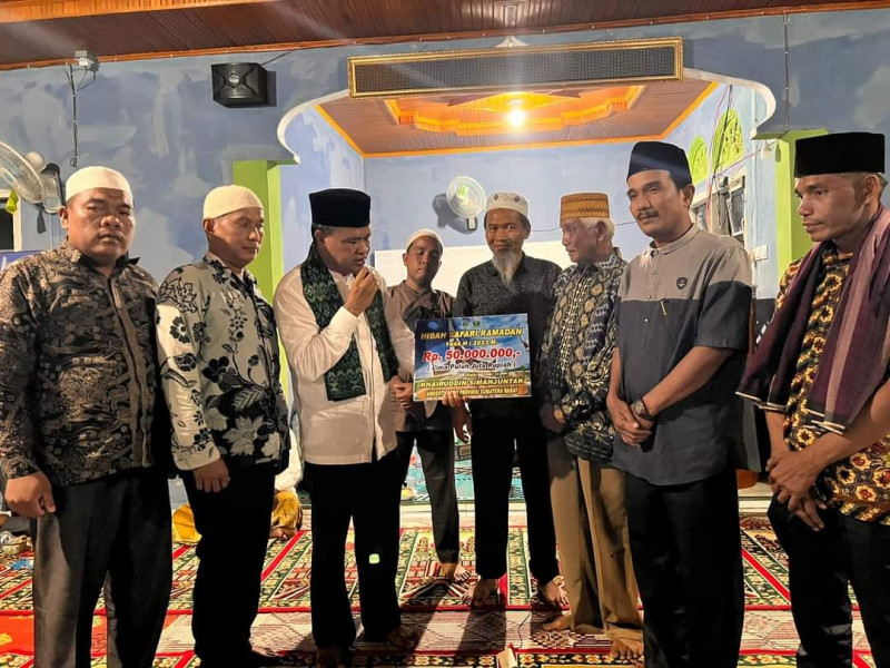 Legislator Khairuddin Simanjuntak Serahkan Bantuan Masjid Rp 50 Juta