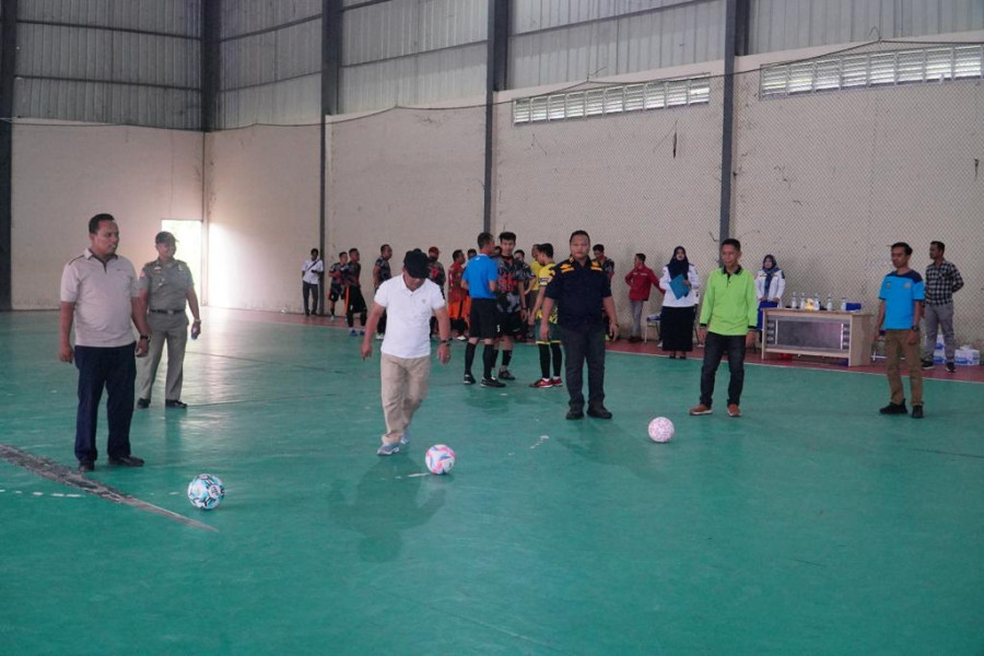 Mewakili Pj Bupati Kampar Kepala Disdikpora H Aidil SH Buka Turnamen Futsal Antar OPD