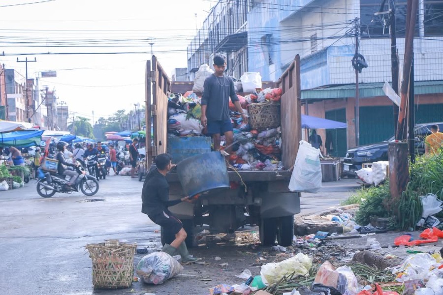 Bergerak Cepat,DLHK Pekanbaru Lansung Atasi Tumpukan Sampah di Jalan Teratai