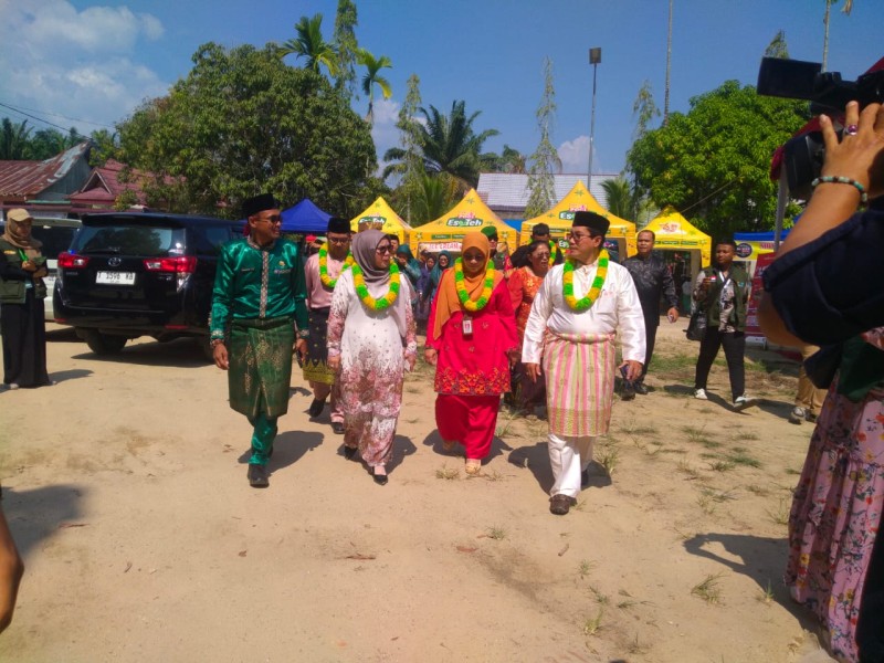 Lestarikan Budaya, Wabup Kampar Dr Hj Misharti S.Ag M.Si Secara Resmi Buka Lomba Pacu Sampan ke-3 Tahun 2025 di Desa Buluh Cina