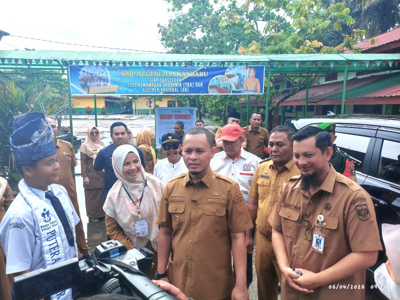 Wali Kota Pekanbaru Tinjau Ujian TKA di SMPN 21, Soroti Dampak Banjir dan Fasilitas Sekolah