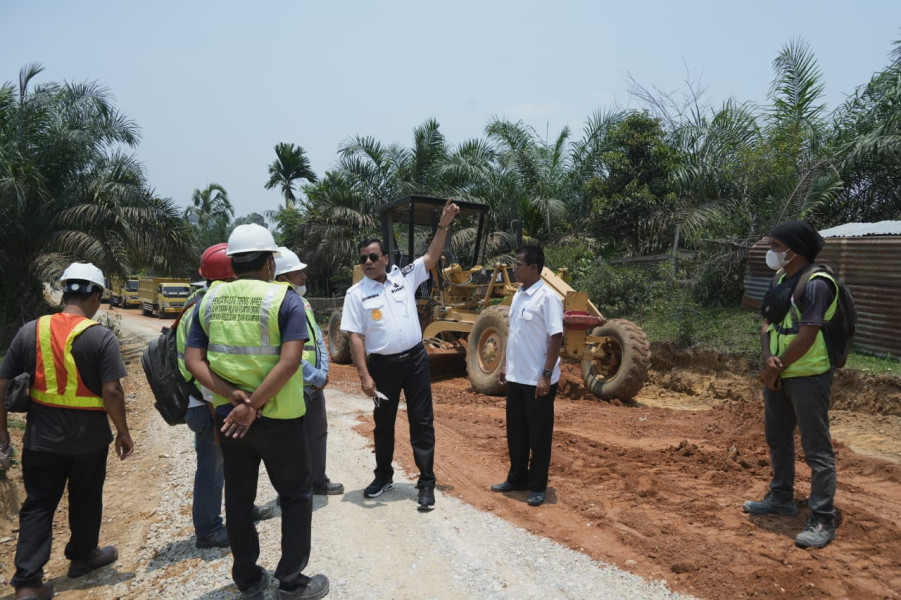 Warga Sikijang Sebut Bupati Suhardiman Amby Pahlawan