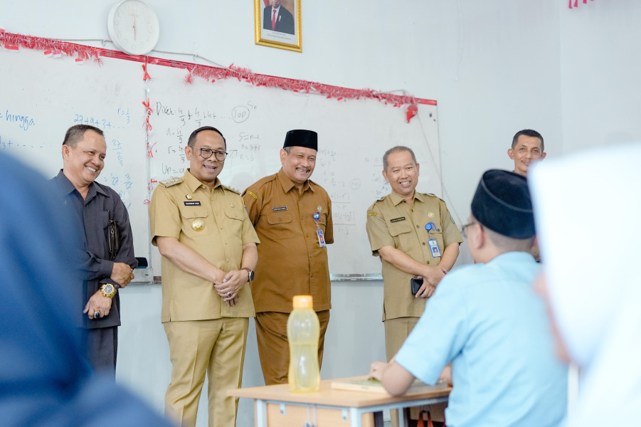 Pj Gubernur Riau Melakukan Kunjungan Mendadak Ke SMA 8 Kota Pekanbaru