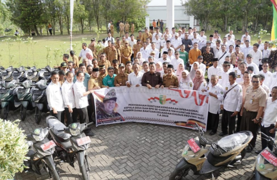 Bupati Kuantan Singingi Serahkan 108 Bantuan Operasional Kendaraan Roda Dua Untuk Perangkat Desa Dan BPD