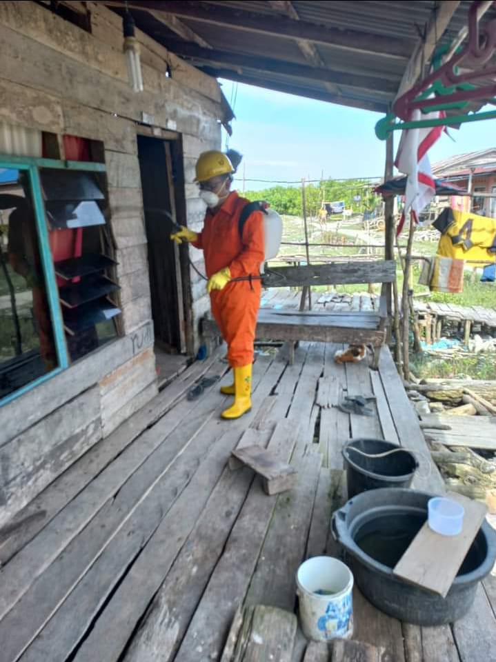 Dinas kesehatan Labuhanbatu Utara Turun ke Desa di Kecamatan Kualuh leidong Lakukan Penyemprotan Indoor Residual Spraying (IRS)