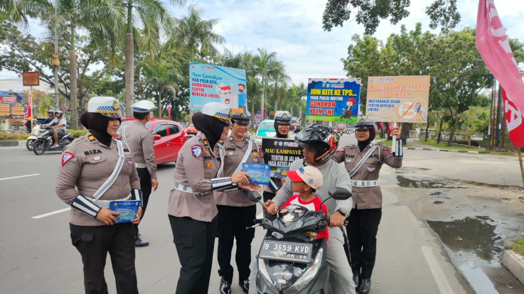Tim Cooling System Ditlantas Polda Riau Gencar Kegiatan Sosialisasi Dan Edukasi Kepada Masyarakat di Kawasan Purna MTQ Pekanbaru