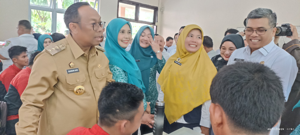 Pj Gubernur Riau Tinjau Pelaksanaan Simulasi Pemberian Makan Siang Bergizi Gratis di SMK Negri 7 Kota Pekanbaru