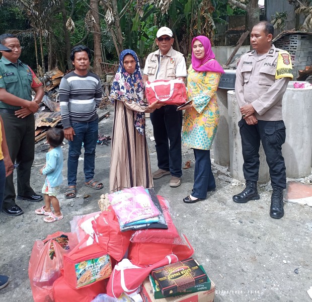 Dinsos Pekanbaru Salurkan Bantuan Sembako Untuk Korban Kebakaran di Air Dingin