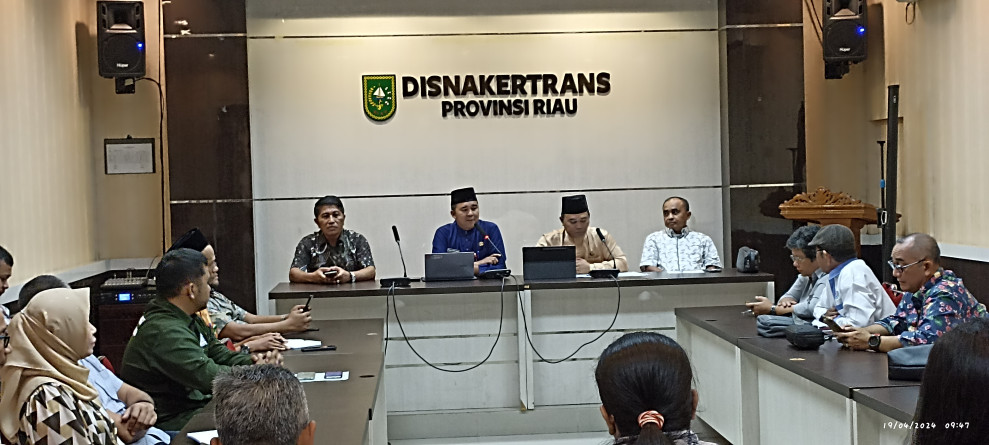 Disnakertrans Provinsi Riau Laksanakan Rapat Dengan Perwakilan Para Buruh dan Elemen Terkait
