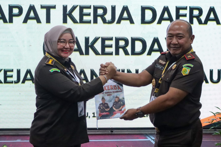 Wakil Kepala Kejaksaan Tinggi Riau Menutup Secara Resmi Rapat Kerja Daerah (RAKERDA) Kejaksaan Tinggi Riau Tahun 2023