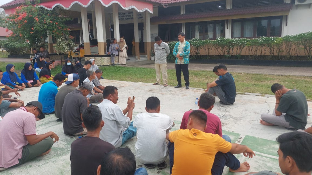 Kesal Dengan Sikap Pj Kades, Masyarakat Teluk Pauh Geruduk Kantor Camat Pangean