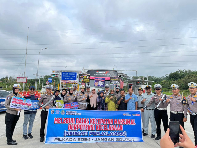 Ditlantas Polda Riau Gelar Kampanye Keselamatan Dan Cooling System Pilkada Damai 2024 Di Gerbang Tol Sungai Pinang