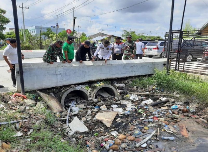 Dinas PUPR Kota Pekanbaru Terus Turunkan Pasukan Kuning Untuk Bersihkan Drainase di Sejumlah Titik