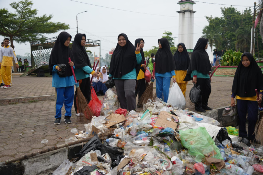 Bupati Kuansing Kerahkan Massa Bersihkan Tepian Narosa