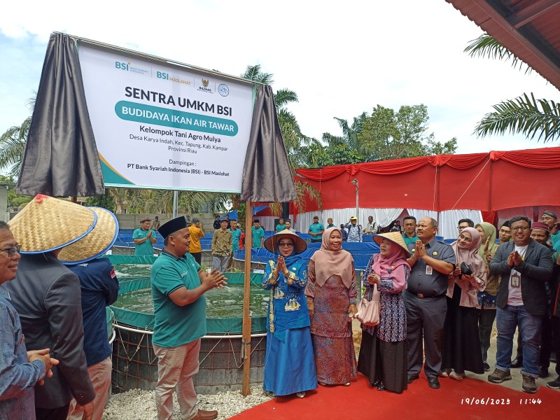 Wabup Kampar Resmikan Sentra UMKM BSI Budidaya Ikan Bioflok dan Budidaya Jamur Tiram di Tapung