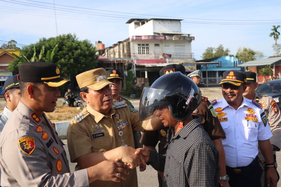 Kapolres Dan Bupati Rokan Hulu, Bagikan Helm Gratis Dalam Rangka Operasi Patuh Lancang Kuning 2024