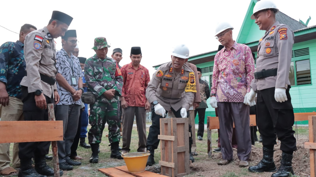 Lakukan Peletakan Batu Pertama Pembangunan Pos Bhabinkamtibmas Desa Bokor
