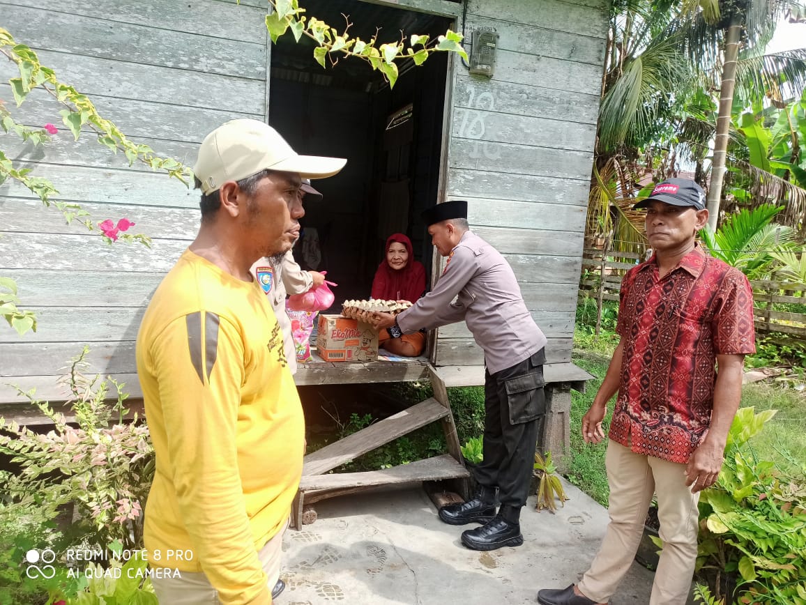 Polsek Merbau Menyalurkan Bantuan Kepada Dua Warga Kurang Mampu di Wilayah Hukumnya