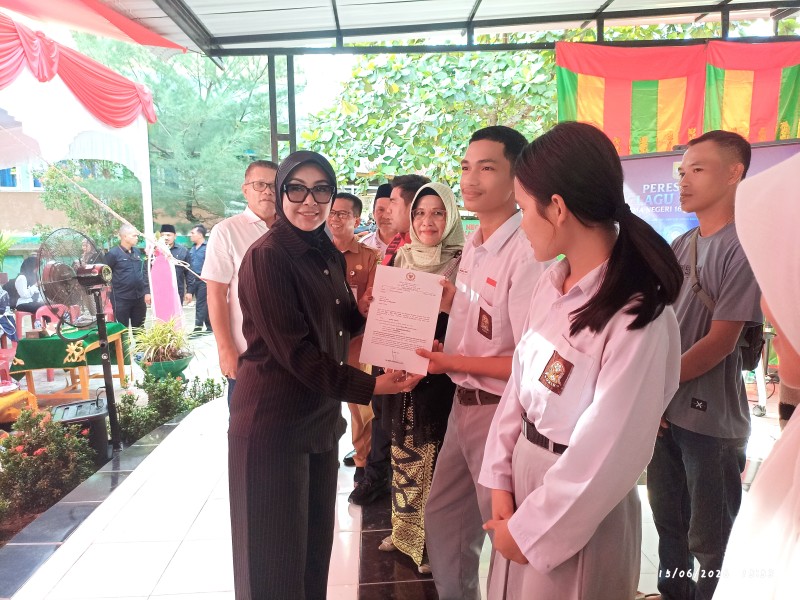 Dewi Juliani SH Serahkan Beasiswa PIP untuk 398 Siswa di Pekanbaru, Tegaskan Tidak Boleh Ada Potongan
