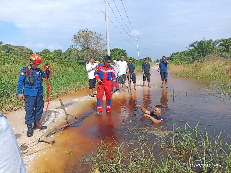 Antar Anak Sekolah Ke SMA 17 Pekanbaru,Wali Murid Tercebur Kedalam Parit Yang  Banjir, Motor Honda Supra Ikut Terperosok
