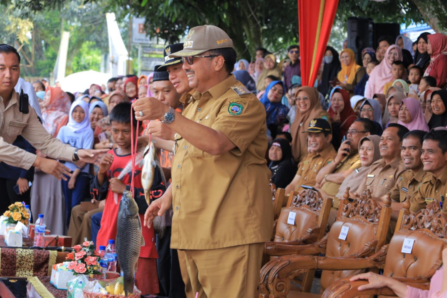 Pawai Alegoris HUT Pasaman ke-78 Dilepas Bupati Benny Utama