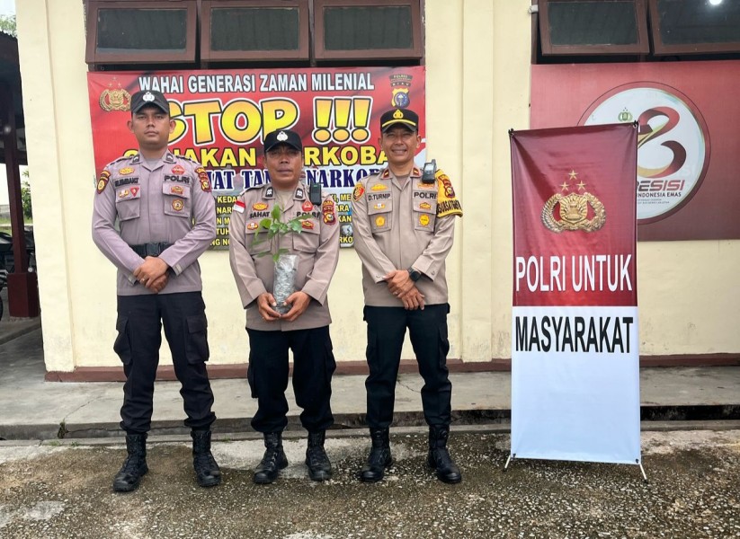 Personel Berulang Tahun Dapat Kado Bibit Pohon dari Wakapolres Meranti