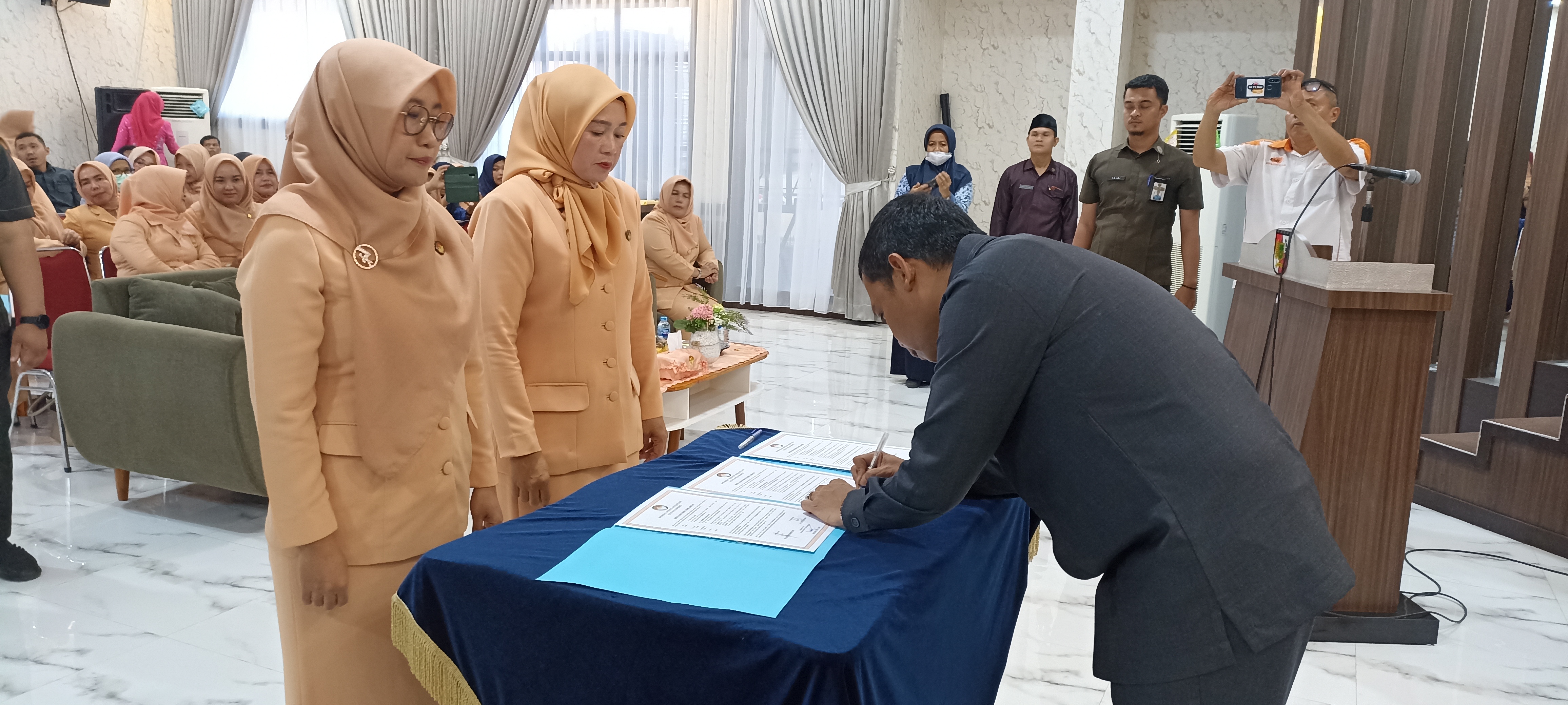 Kepengurusan Dharma Wanita Pekanbaru Lakukan Serah Terima Jabatan NY Hj Fitri Yani Jamil kepada Ny Haswinda Indra Pomi