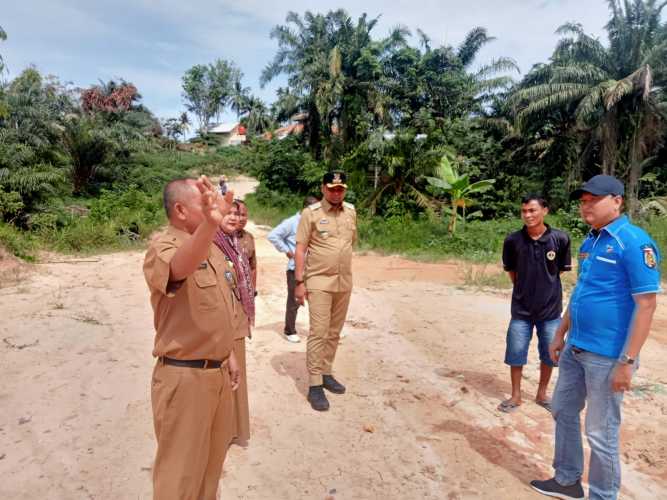 Ketua KNPI Dampingi Camat Kulim Tinjau Langsung Ke lokasi Longsor dan Banjir