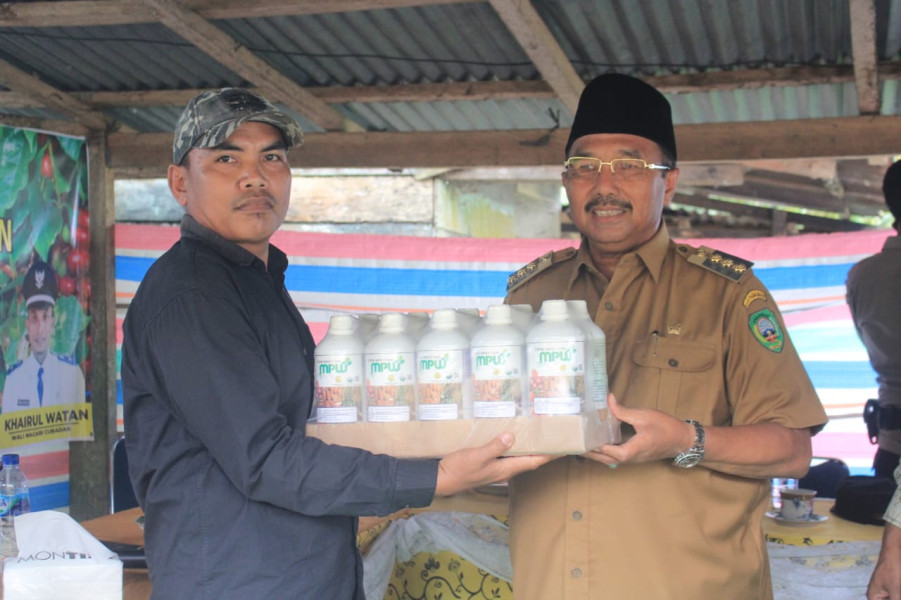 Benny Utama Serahkan Bantuan Bibit Jagung dan Kopi