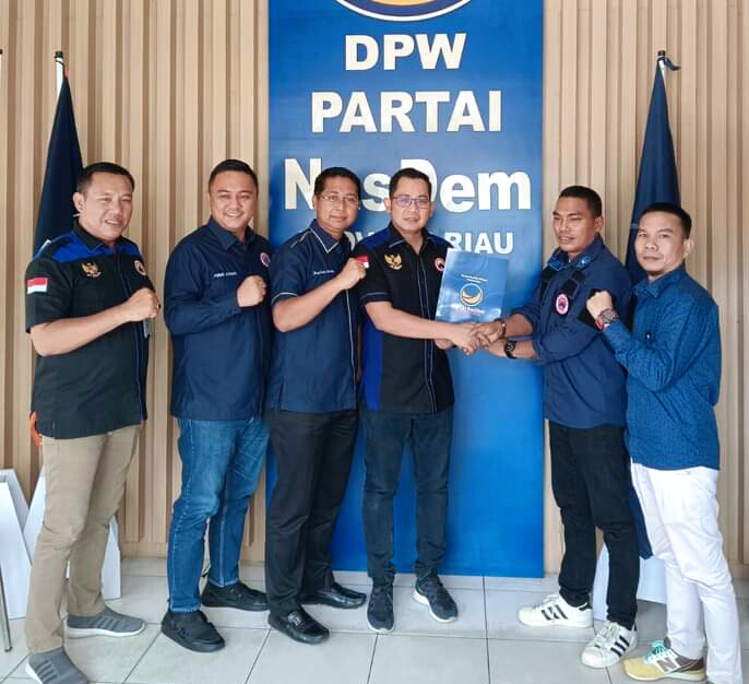 Ketuai Garda Pemuda Nasdem Kampar,Rudinur Terima SK DPW Garda Pemuda Partai Nasdem Riau