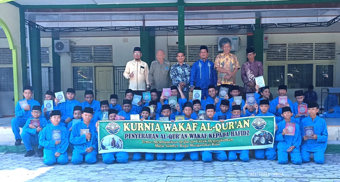Kurnia Wakaf Al-Qur’an Salurkan 91 Al, Qur'an untuk Siswa MTsN 1 Pekanbaru
