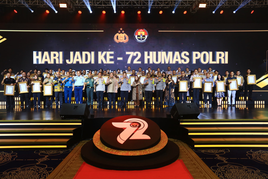 Dua Hadiah Diberikan Untuk Divisi Humas Polri
