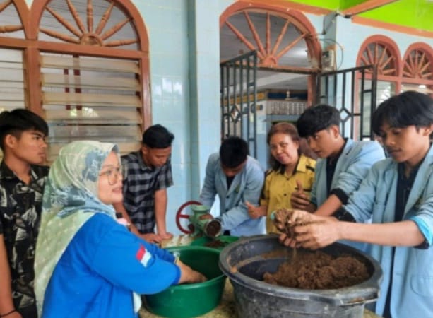 Tim Dosen Unri Perkenalkan Aplikasi Probiotik pada Media Budidaya dan Pakan Ikan Nila Berbasis Bahan Lokal di Desa Pematang, Kecamatan Batang Peranap
