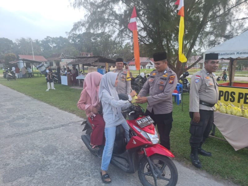 Pererat Hubungan Dengan Masyarakat,Polsek Rangsang Barat Bagi-bagi Takjil