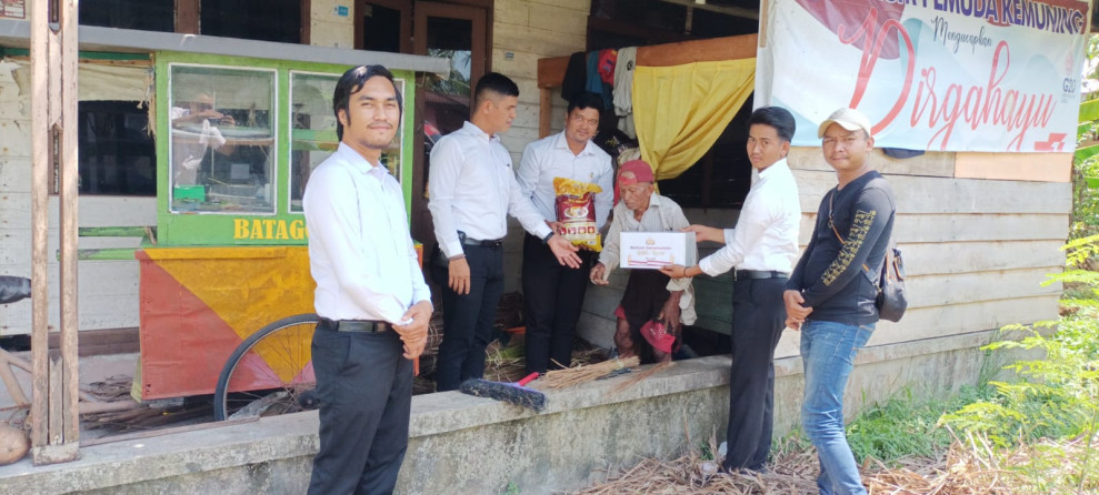 Bagikan Sembako Kepada Warga Kurang Mampu di Kelurahan Selat Panjang Selatan